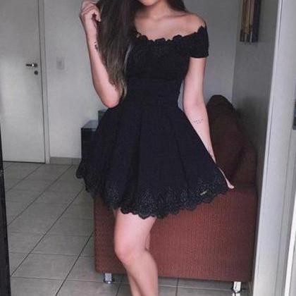 Chic Black Satin and Lace Homecomin..